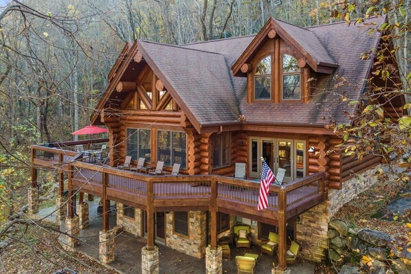 Welcome to Big Rock Lodge located in Rumbling Bald Resort in Lake Lure.