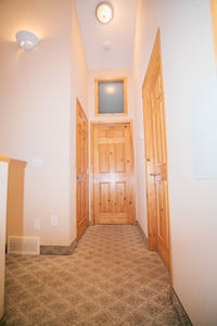 Mountain View 2-Storey 2BR/ Wood Lodge