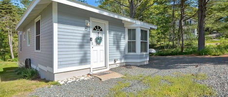 Joseph's Way is a charming 2-bedroom cottage on a quiet lane.