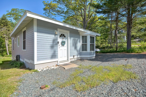 Joseph's Way is a charming 2-bedroom cottage on a quiet lane.