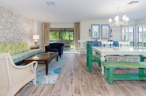 Sitting area with Dining Room