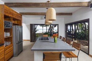 Kitchen_infront_of_the_ocean