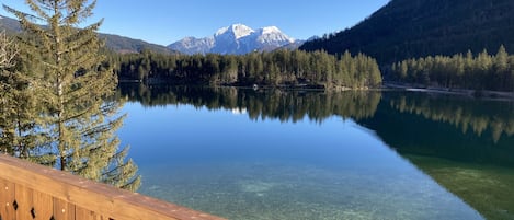 Ferienwohnung Hochkalter für 4-9 Personen mit Seeblick-Balkon mit Blick auf den Hintersee