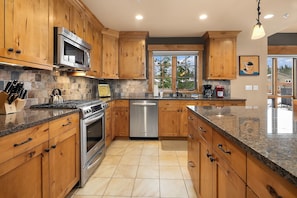 Trailhead Escape: - Fully stocked kitchen for making fantastic in-home meals.