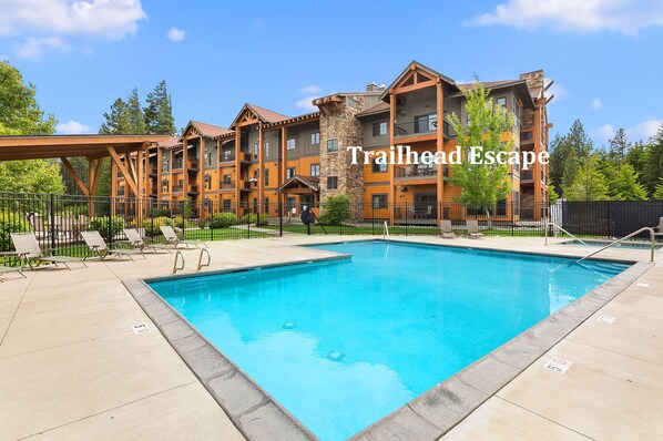 Trailhead Escape: - Ground floor unit closest to the pool and hot tub!