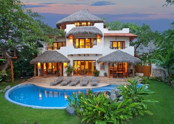 Casa Sonadora 4 bdrms w/ rooftop terrace & private pool. Two block walk to town.