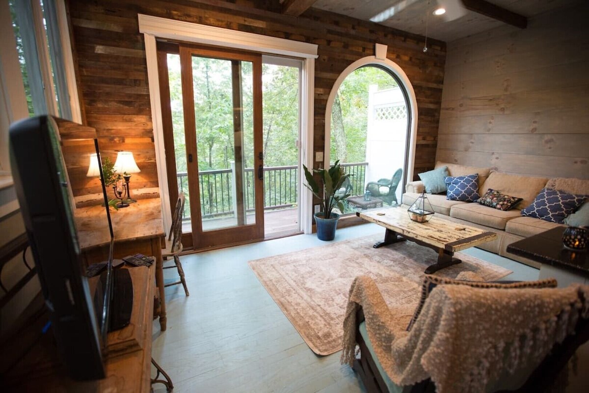 Tranquil Treehouse Cottage, King Bed, River View