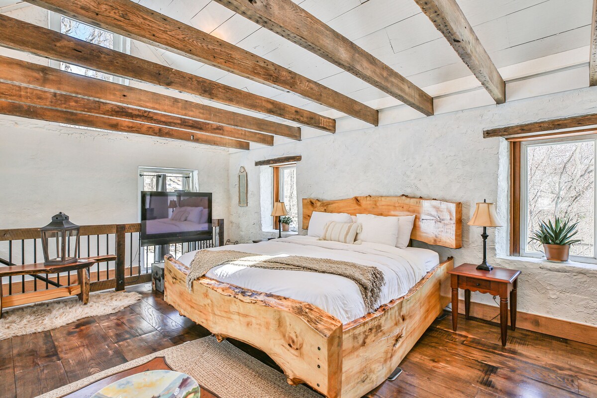 Romantic Stone Cottage Circa 1869-75 acres to Hike