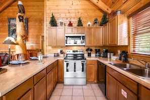 Fully equipped kitchen (appliances, dishes, cooking equipment)
