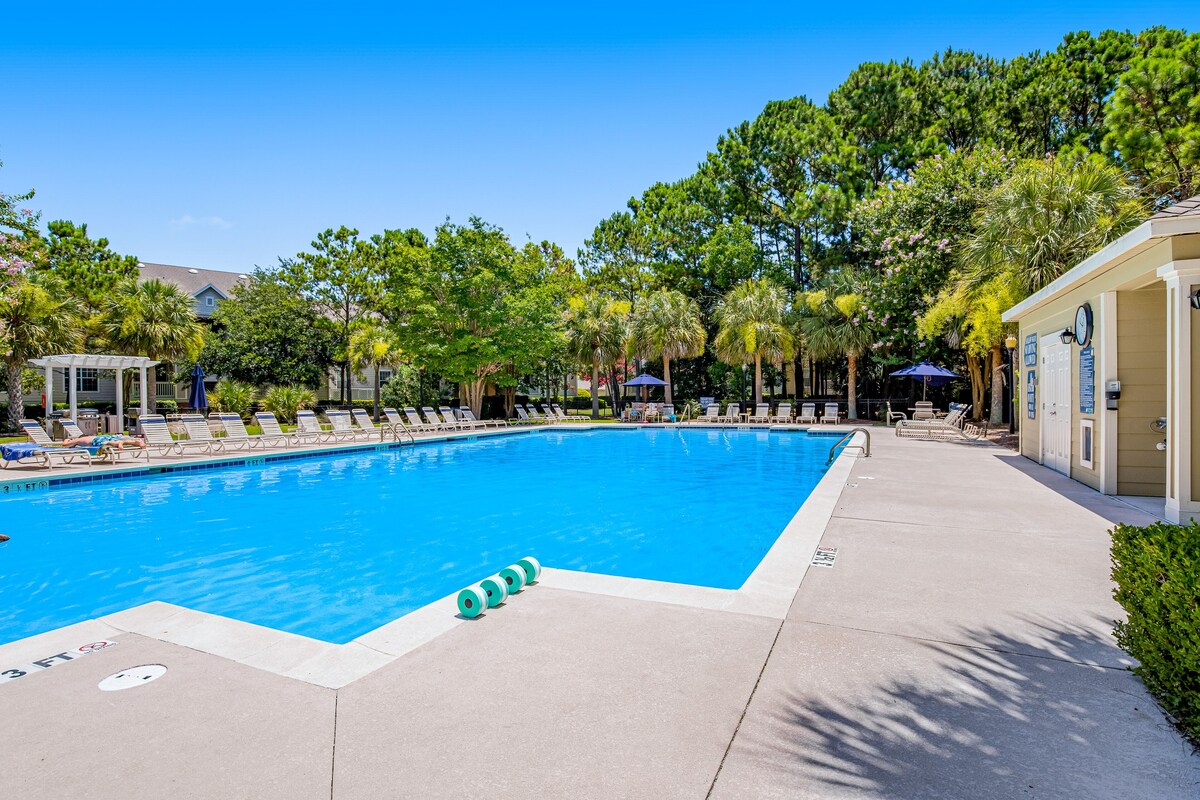 Fully-furnished first-floor condo with pool & private washer/dryer- dog-friendly