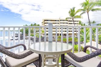 Oceanfront Condo🏄♀️Wrap-Around Lanai Almost Hanging Over The Ocean! 🌊 Hale Kona Kai 313