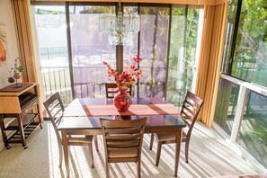 If you can pull yourself off of the lanai you have indoor dinning.