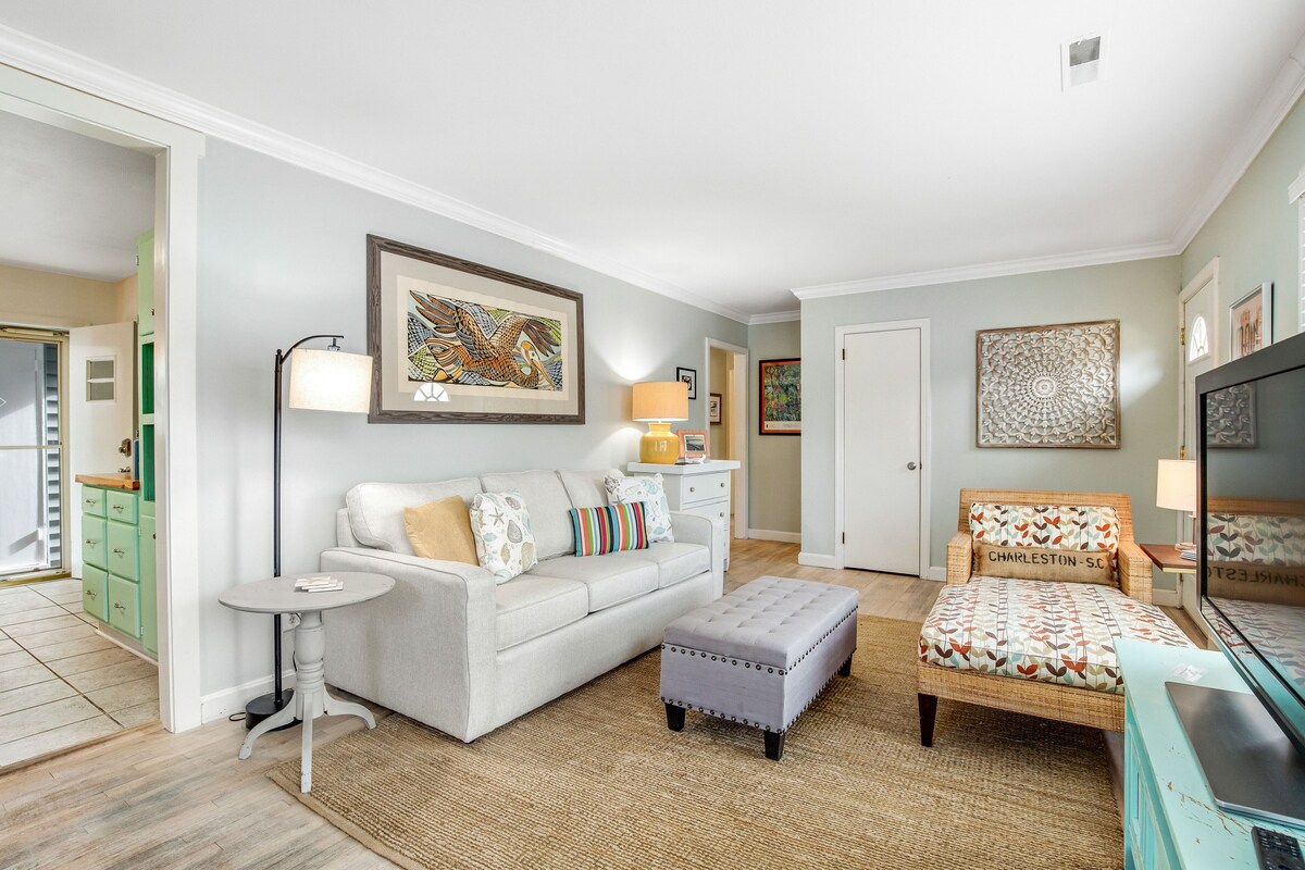 Darling, renovated home w/ beautiful backyard, W/D & WiFi – near beaches