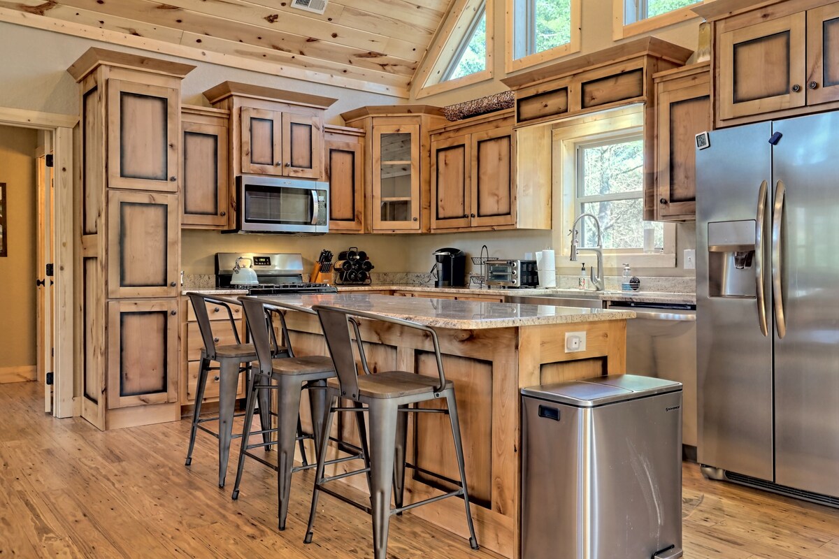Luxury Dog Friendly Chalet in Murphy, NC with Views and fenced yard!