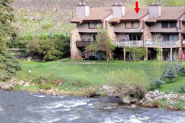 3-story townhouse in in a quiet 5-unit building