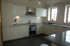 Fully fitted kitchen