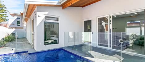 Salt water solar heated pool in central Fremantle. Walk into the city in 10 min.