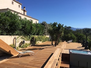 Outdoor spa tub