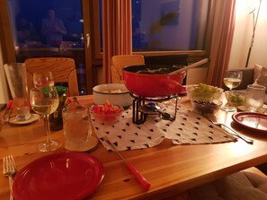 Wohn-Essbereich Küche komplett ausgestattet mit Raclette und Fondue 