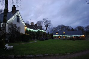 Main lawns and cottages at Xmas