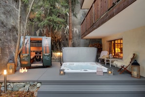 Outdoor hot tub and gondola sauna