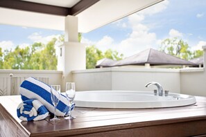 Outdoor spa tub