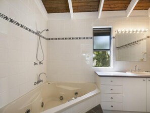 Shower over bath (spa bath not in use)