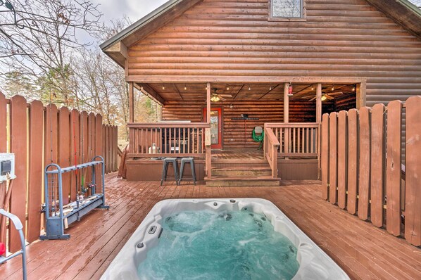 Broken Bow Vacation Rental Cabin | 3BR | 2BA | 1,600 Sq Ft | Stairs to Access