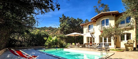 Holiday villa with pool to rent in Sardinia