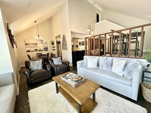 Comfortable and inviting living area with soft seating, perfect for relaxing after a day on the mountain
