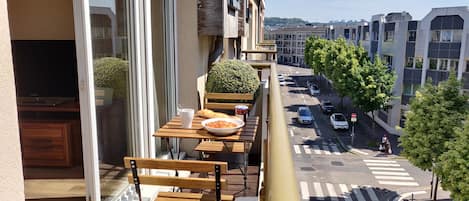 Balcon extérieur avec table 2 personnes