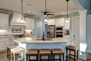 Seating for 6 at Kitchen Island