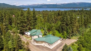 Close proximity to Payette Lake and National Forest.