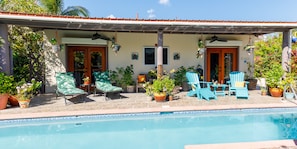 The Luxury Poolhouse is all yours! Sun, relax and swim. 5 stars