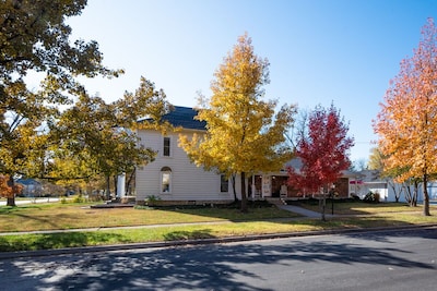 Beautifully renovated 3,800 sq ft house in between 2 federal lakes 