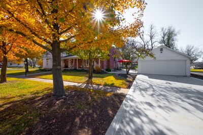 Beautifully renovated 3,800 sq ft house in between 2 federal lakes 