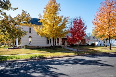 Beautifully renovated 3,800 sq ft house in between 2 federal lakes 