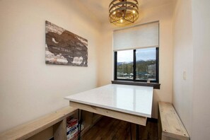 StayWinterPark Arrow 248 dining nook area