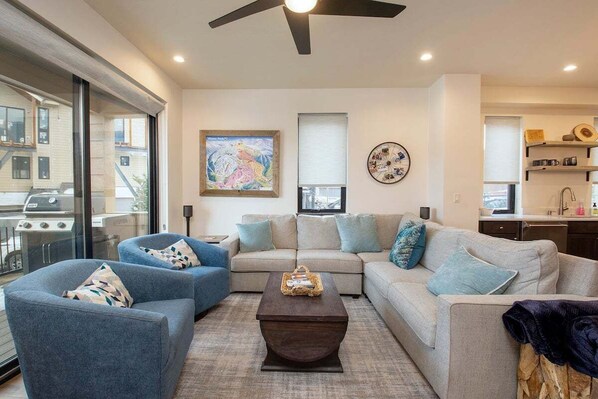StayWinterPark Arrow 248 living room
