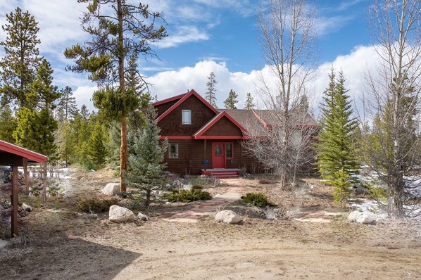 StayWinterPark 383 CR 508 front of cabin