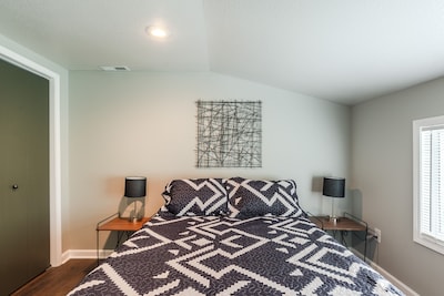 Kansas City 2 Bedroom Apt - Art Filled and Vibrant 