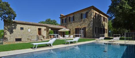 The Villa, the external separate suite and the charming equipped pool