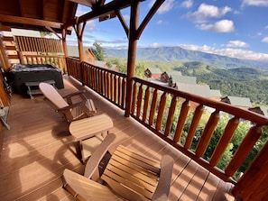 Balcony hot tub and rocking chairs with epic views