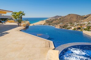 Jacuzzi and infinity pool