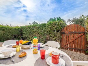 Food, Table, Tableware, Sky, Cloud, Property, Furniture, Plant, Outdoor Table, Plate