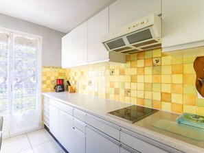 Cabinetry, Countertop, Gebäude, Küche, Zapfhahn, Schublade, Beleuchtung, Holz, Interior Design, Flooring