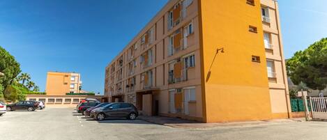 Sky, Building, Property, Window, Car, Architecture, Urban Design, Condominium, House, Neighbourhood