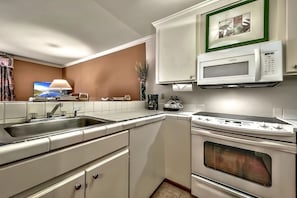 Fully equipped kitchen, there’s no need to bring a thing!