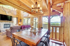 Dining Area | Dishware & Flatware Provided