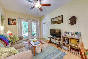 Living Room | Sleeper Sofa | Air Conditioning | Books